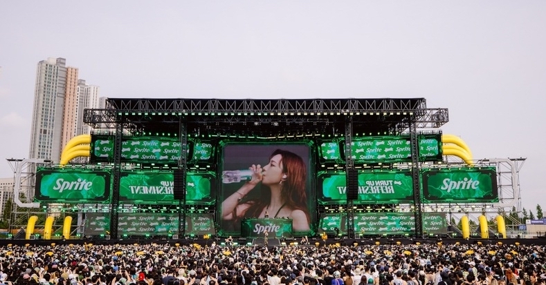 지난 4~6일, 경기 고양시 일산 킨텍스 야외광장에서 ‘워터밤 서울 2025’ 공연이 진행되고 있다. ⓒ한국 코카-콜라