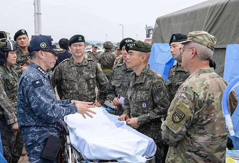 지난 5월22일 평택항에서 진행된 연합·합동 의무지원훈련 현장에서 이국종(왼쪽) 국군대전병원장이 강신철 한미연합군사령부 부사령관에게 전방전개외과팀 운영에 대해 설명하고 있다. ⓒ뉴시스