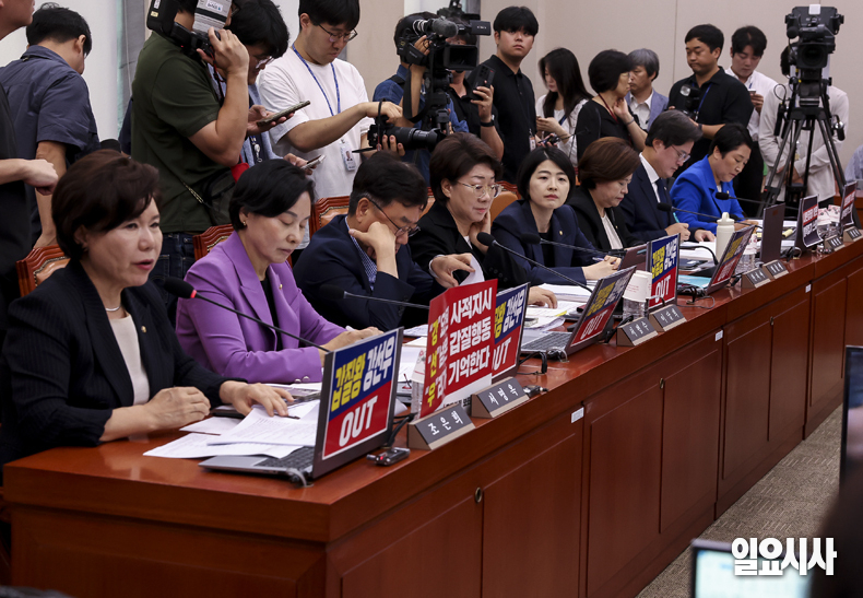 강선우 여성가족부 장관 인사청문회에서 피켓 세워둔 국민의힘 인사청문위원들 ⓒ고성준 기자