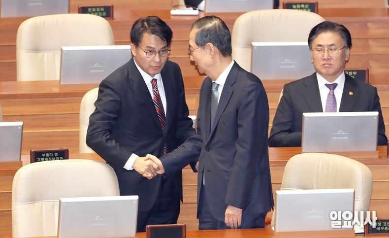 (사진 왼쪽부터) 악수 나누는 윤상현 국민의힘 의원과 한 전 총리 ⓒ고성준 기자
