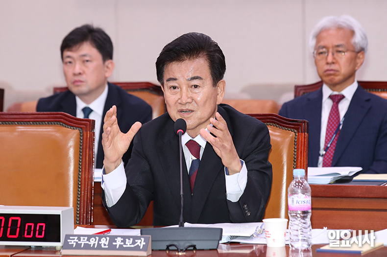 정동영 통일부 장관 후보자가 14일 오전 서울 여의도 국회 외교통일위원회에서 열린 인사청문회에서 의원 질의에 답하고 있다. ⓒ문경덕 기자