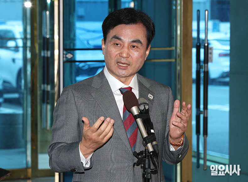 취재진 질문에 답변하고 있는 안규백 국방부 장관 후보자 ⓒ문경덕 기자