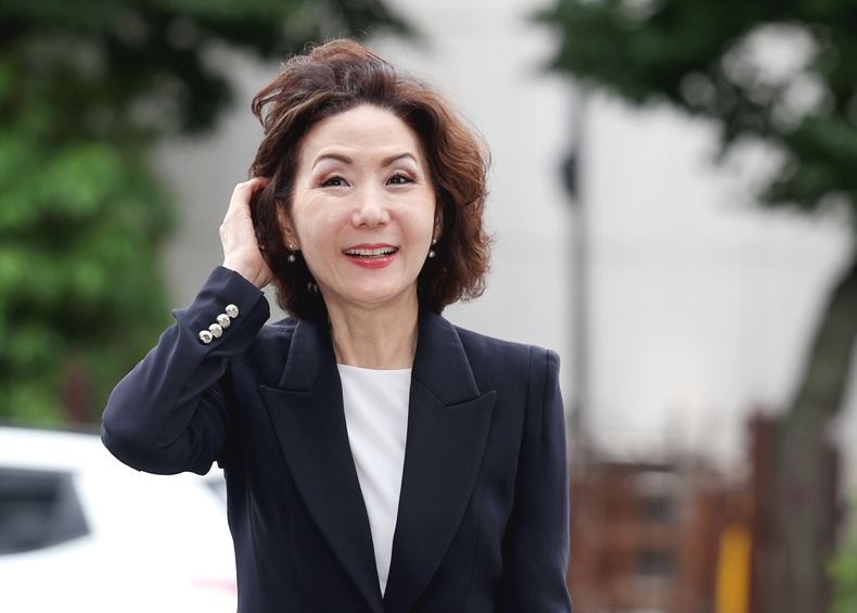 논문 표절, 논문 중복 게재, 자녀 조기유학 등으로 논란의 중심에 선 이진숙 사회부총리 겸 교육부 장관 후보자가 지난달 30일, 서울 여의도 한국교육시설안전원에 마련된 인사청문회 준비 사무실로 첫 출근하고 있다. ⓒ뉴시스