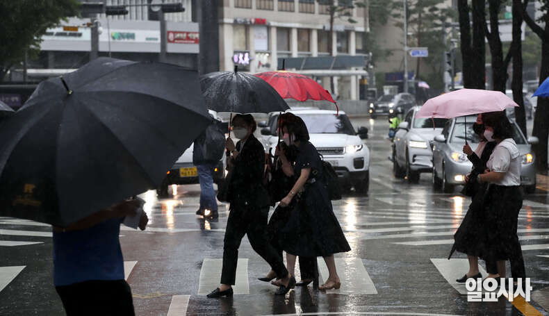 수도권을 비롯한 중부지방에 최대 200mm의 폭우가 예보된 가운데, 서울 중구 일대를 지나는 시민들이 우산을 쓴 채 발걸음을 재촉하고 있다. ⓒ고성준 기자