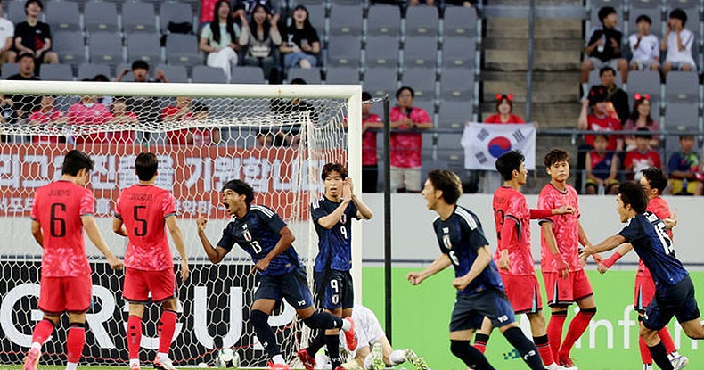 지난 15일 경기 용인미르스타디움에서 열린 2025 동아시아축구연맹(EAFF) E-1 챔피언십(동아시안컵) 남자부 한국과 일본의 경기, 한국 선수들이 일본 료 저메인에게 실점을 허용한 뒤 아쉬워하고 있다. ⓒ뉴시스