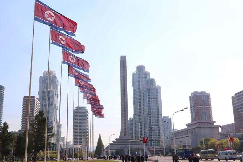 평양 시내에 걸려 있는 북한 인공기 ⓒ뉴시스