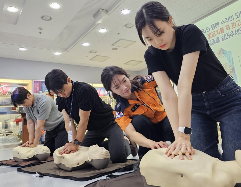 지난 16일, KCC 직원들이 전문 강사의 지도 아래 심폐소생술(CPR) 등 응급처치 교육을 받고 있다.