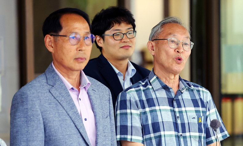 지난 16일, 서울 서초구 대법원에서 열린 용인경전철 주민소송 재상고심을 마친 뒤 주민소송단 공동대표 안홍택씨(오른쪽)가 기자들에게 발언하고 있다. ⓒ뉴시스