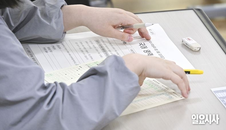 최근 경북 안동 소재의 한 여자고등학교에서 시험지 유출 혐의로 학생과 학생의 모친, 기간제 교사가 경찰 조사를 받고 있는 것으로 확인됐다. 사진은 지난 6월4일, 한 여고생이 대학수학능력평가 모의시험을 앞두고 있는 모습 ⓒ사진공동취재단