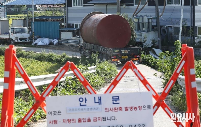 지난 2019년 9월17일, 아프리카돼지열병(ASF)으로 차량 출입이 금지돼있는 경기도 파주 소재의 한 돼지 농장 입구 ⓒ<일요시사> DB