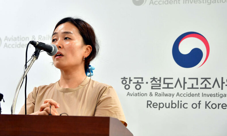 19일 오후 전남 무안국제공항에서 김유진 12·29 무안공항 제주항공 여객기 참사 유가족협의회 대표가 항공·철도사고조사위원회의 12·29 제주항공 여객기 참사의 엔진 사고조사 결과 브리핑에 대해 반대하는 이유를 설명하고 있다. ⓒ뉴시스