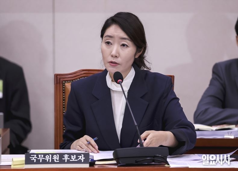 강선우 여성가족부 장관 후보자가 지난 14일, 서울 여의도 국회서 열린 인사청문회에 출석해 의원들의 질의에 답변하고 있다. ⓒ고성준 기자