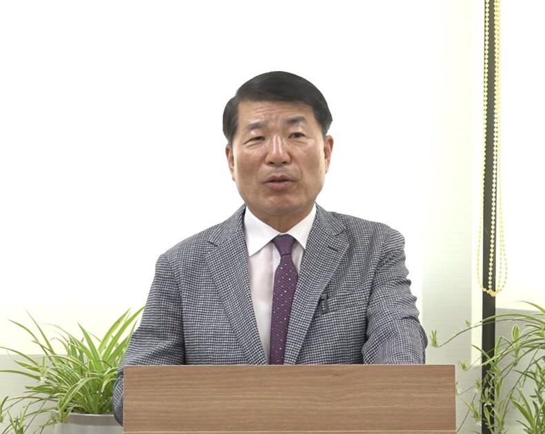 백경현 구리시장이 22일, 시청 기자실에서 비상근무 중 강원도 홍천의 지역단체 야유회에 참석한 데 대해 사과 성명서를 발표하고 있다. ⓒ유튜브 ‘구리비전’