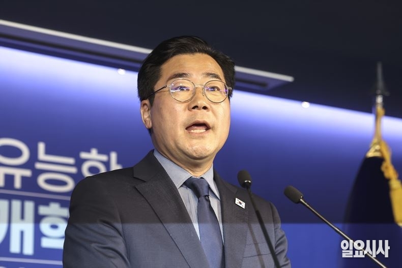 박찬대 더불어민주당 당 대표 후보(사진)가 지난 21일에 이어 23일에도 판사들의 법 왜곡 방지 및 처벌을 골자로 하는 판사처벌법 입법을 시사했다. ⓒ고성준 기자
