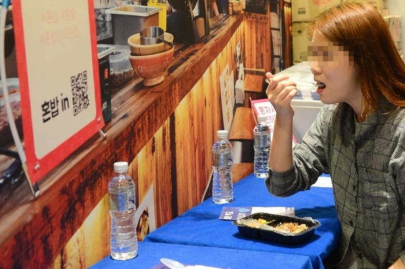 본 사진은 특정 기사와 직접적인 관련이 없음. 사진은 혼밥 중인 한 식당 손님 ⓒ뉴시스