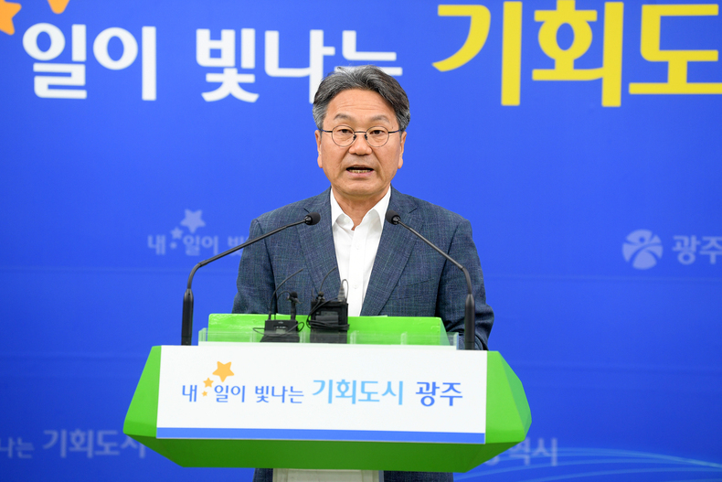 강기정 광주시장이 지난 23일 오후 시청에서 민생회복 소비쿠폰 선불카드의 카드 색 구분 논란에 대해 긴급 기자회견을 하고 있다. ⓒ광주광역시청