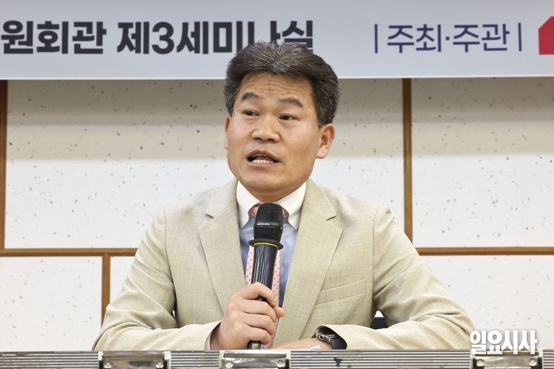 지난 3월12일, 전한길 한국사 강사가 서울 여의도 국회에서 열린 국민 저항권 세미나에서 기조 강연을 하고 있다. ⓒ고성준 기자