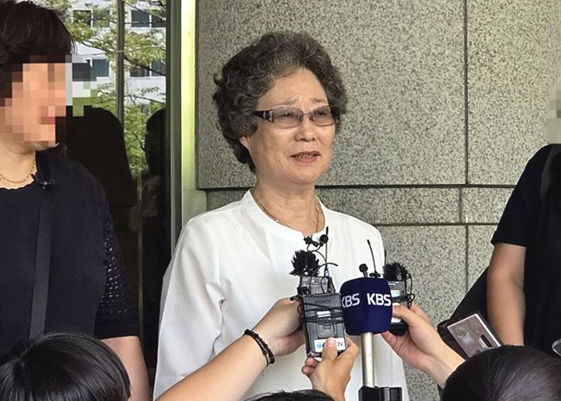 지난 23일, 최말자씨가 61년 만의 재심 결심공판에서 검찰로부터 무죄를 구형받은 후 취재진의 질문에 답변하고 있다. ⓒ뉴시스