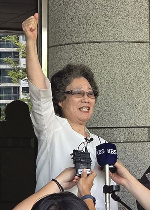 지난 23일, 재심 결심공판에서 61년 만에 검찰로부터 무죄를 구형받은 뒤 오른손을 들어 보이는 최말자씨 ⓒ뉴시스