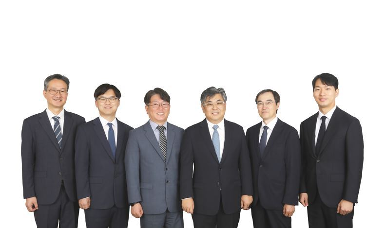 (사진 왼쪽부터) 법무법인 백현 소속의 박상옥·천병주·황재걸·김청수·박태원·김윤기 변호사