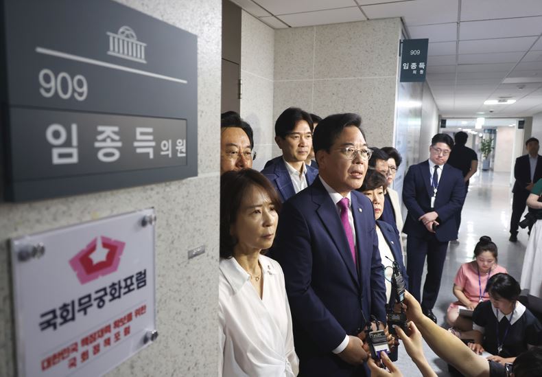 특검의 의원실 압수수색영장 집행에 대한 취재진 질문에 답변 중인 임종득 국민의힘 의원 ⓒ뉴시스