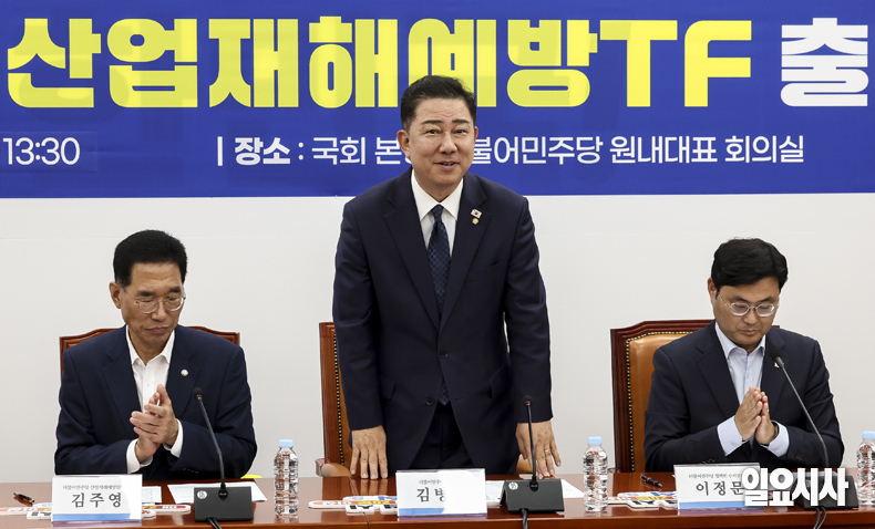 김병기 더불어민주당 당 대표 직무대행 겸 원내대표(가운데)가 28일, 서울 여의도 국회에서 열린 ‘더불어민주당 산업재해예방 TF 출범식’에 참석해 축사를 진행하고 있다. ⓒ고성준 기자