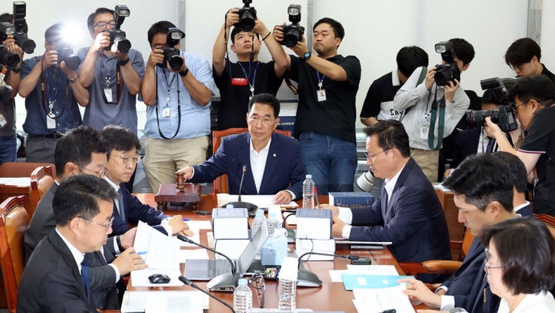 김주영 국회 환경노동위원회 소위원장이 지난 28일, 서울 여의도 국회에서 열린 ‘노란봉투법(노동조합 및 노동관계조정법 2·3조 개정안)’ 관련 제1차 고용노동법안심사 소위원회에서 의사봉을 두드리고 있다. ⓒ뉴시스
