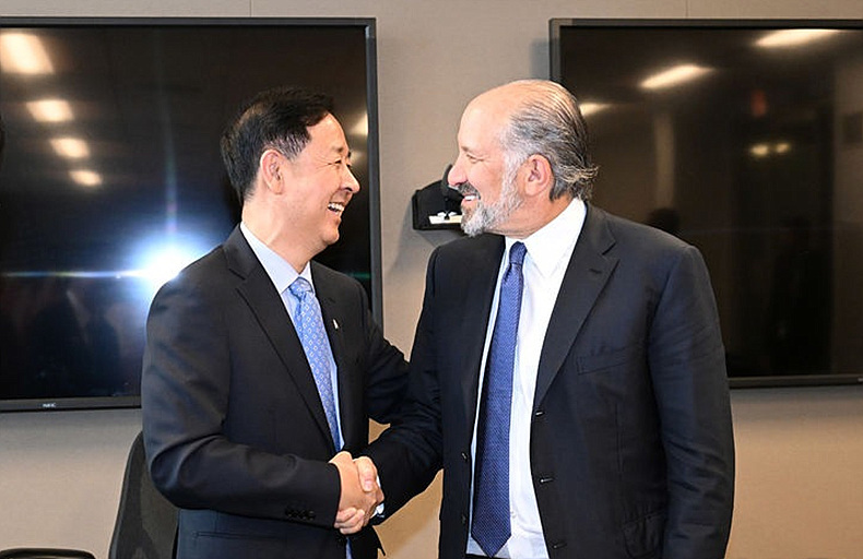 한미 통상 협의 차 미국 워싱턴DC를 방문 중인 구윤철 부총리 겸 기획재정부 장관(사진 왼쪽)이 29일(현지시각) 김정관 산업통상자원부 장관 및 여한구 통상교섭본부장과 함께 미국 상무부에서 하워드 러트닉 상무 장관과 통상 협의에 앞서 악수하며 인사를 나누고 있다. ⓒ뉴시스