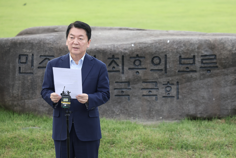 안철수 국민의힘 의원이 지난 29일, 서울 여의도 국회에서 당 대표 출마 선언 기자회견 자리에서 내란 특검의 조사 요청에 대해 비판하고 있다. ⓒ뉴시스