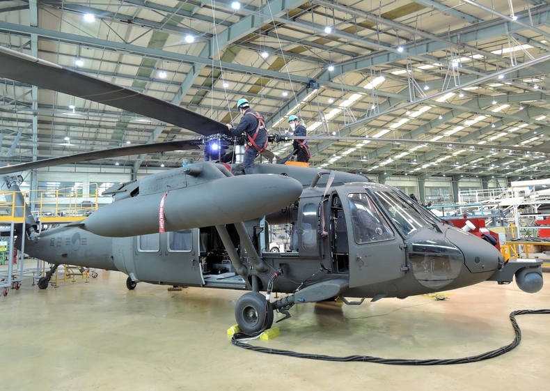 대한항공 부산테크센터에서 UH-60 헬기 창 정비하는 모습