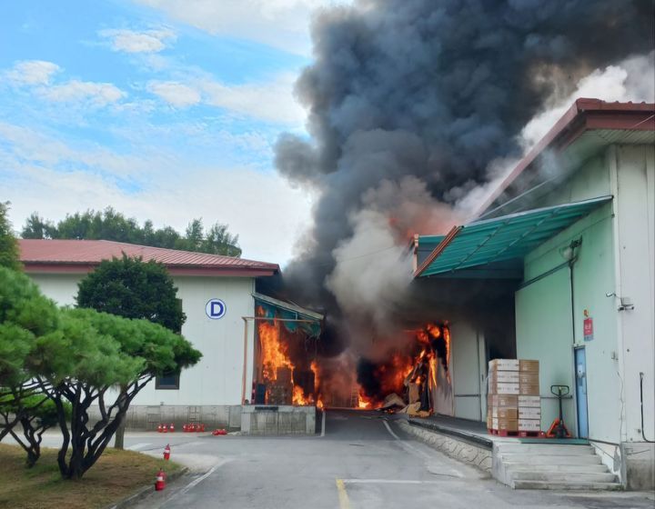 화재로 불길이 치솟고 있는 경기도 용인시 소재의 한 가전제품 물류창고 ⓒ뉴시스