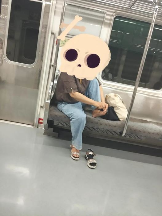 최근 한 중년 여성이 지하철 안에서 버젓이 발톱을 깎는 모습이 공개되면서 충격을 주고 있다. ⓒ보배드림