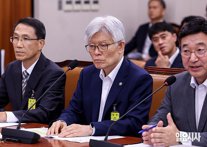 최동석 인사혁신처장이 지난달 22일 오후 서울 여의도 국회에서 열린 법제사법위원회 전체회의에 참석해 있다. ⓒ고성준 기자