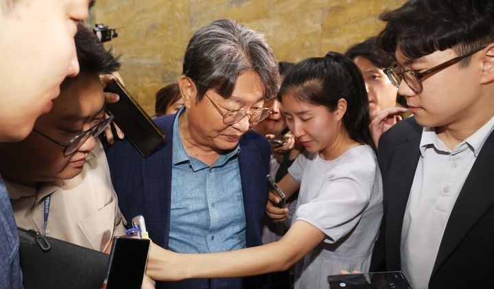주식 차명거래 의혹을 받는 이춘석 의원이 지난 5일, 취재진에 둘러싸여 있다. 이날 이 의원은 결국 자진 탈당을 선언했다. ⓒ뉴시스