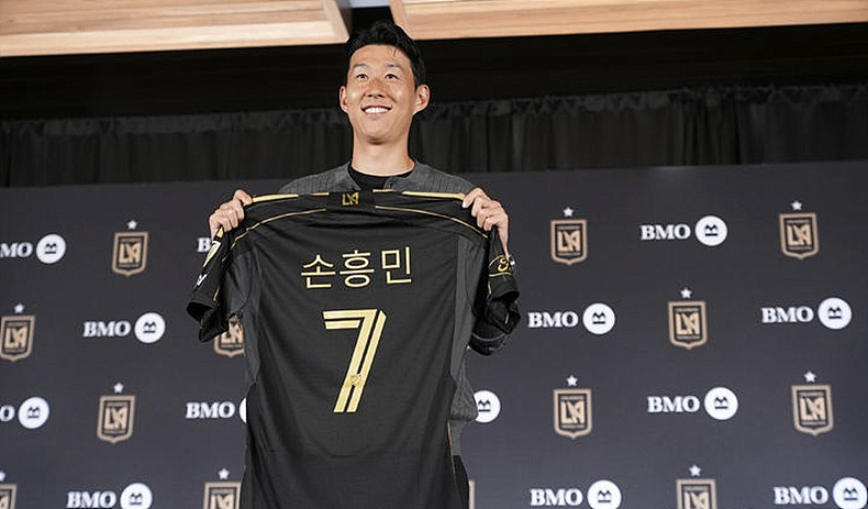 손흥민이 6일(현지시각) 미 캘리포니아주 로스앤젤레스(LA)의 BMO 스타디움에서 열린 미국프로축구(MLS) LAFC 입단 기자회견에서 본인의 등번호 7번이 새겨진 유니폼을 들고 포즈를 취하고 있다. ⓒ뉴시스