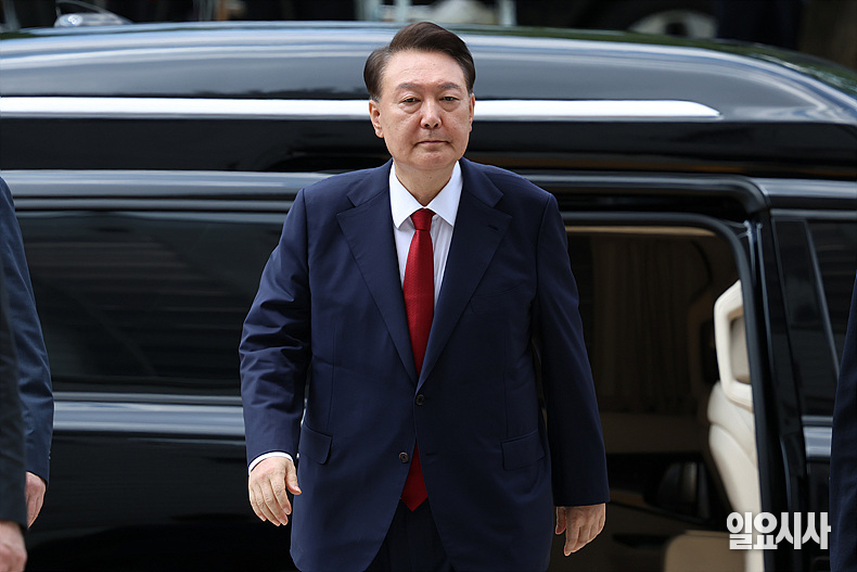 윤석열 전 대통령이 지난달 9일 오후 구속 전 피의자 심문(영장실질심사)을 받기 위해 기자들의 질문을 받으며 서울 서초구 서울중앙지방법원으로 들어서고 있다. ⓒ사진공동취재단