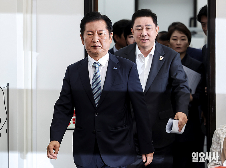 정청래 더불어민주당 대표와 김병기 원내대표가 4일 오전 서울 여의도 국회에서 열린 최고위원회의에 참석하고 있다. ⓒ고성준 기자
