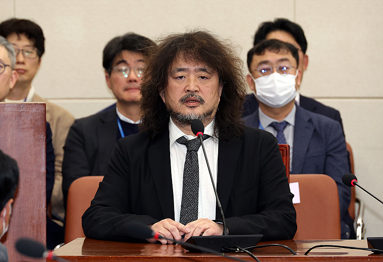 방송인 김어준씨가 지난해 12월13일 서울 여의도 국회에서 열린 제419회 국회(임시회) 제1차 과학기술정보방송통신위원회 전체회의, 비상계엄 관련 현안질의에 참고인으로 출석해 증언을 하고 있다. ⓒ뉴시스