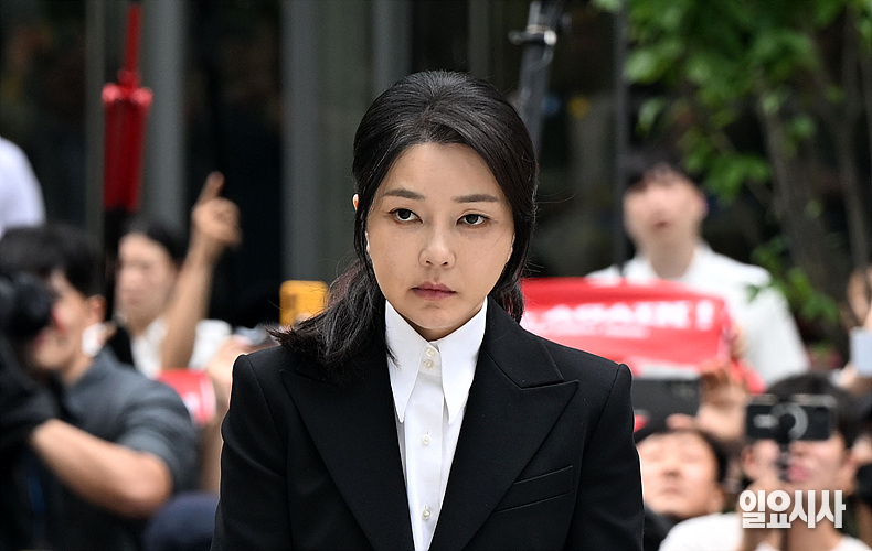 김건희 여사가 지난 6일 오전 서울 종로구 김건희특검팀(특별검사 민중기) 사무실에 피의자 신분으로 출석하고 있다. ⓒ고성준 기자