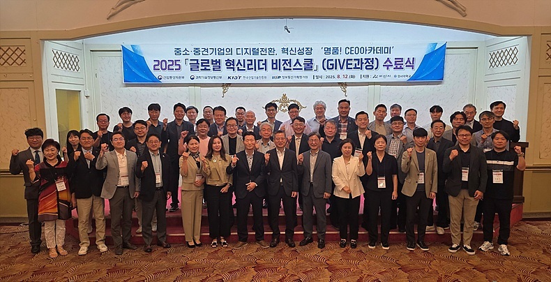 ‘글로벌 혁신리더 비전스쿨’ 수료식 기념 촬영 모습 ⓒ호서대학교