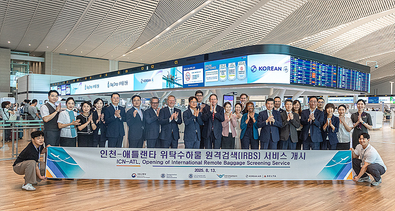 지난 13일 오후 인천국제공항 제2여객터미널 대한항공 카운터에서 국토교통부와 미국 교통보안청(TSA), 대한항공·델타항공 주요 관계자들이 IRBS 시행 첫날을 기념하여 사진 촬영을 하는 모습 ⓒ대한항공