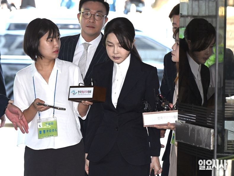 지난 12일, 법원 영장실질심사에 출석하고 있는 김건희씨 ⓒ사진공동취재단