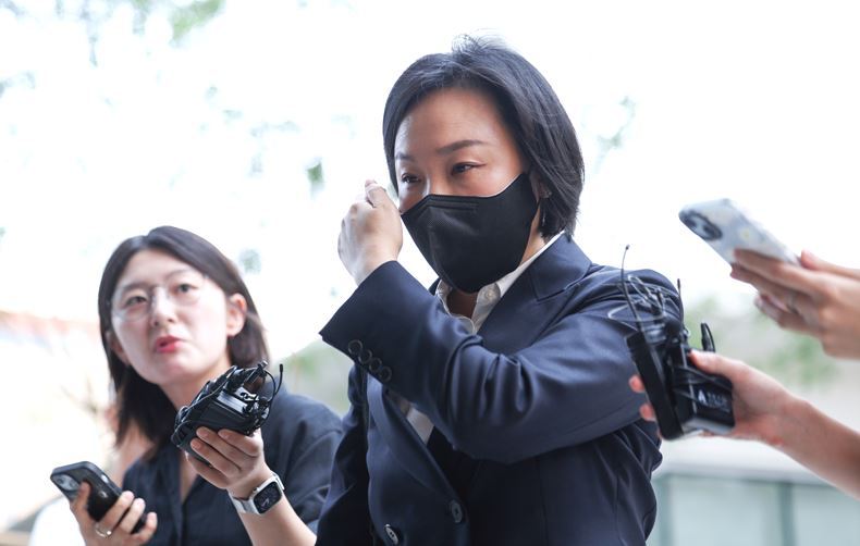 지난달 25일, 민중기 특검에 출석하고 있는 유경옥 전 대통령실 행정관 ⓒ뉴시스
