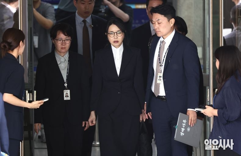 지난 12일, 영장실질심사 후 법원을 빠져 나오고 있는 김건희 여사 ⓒ사진공동취재단