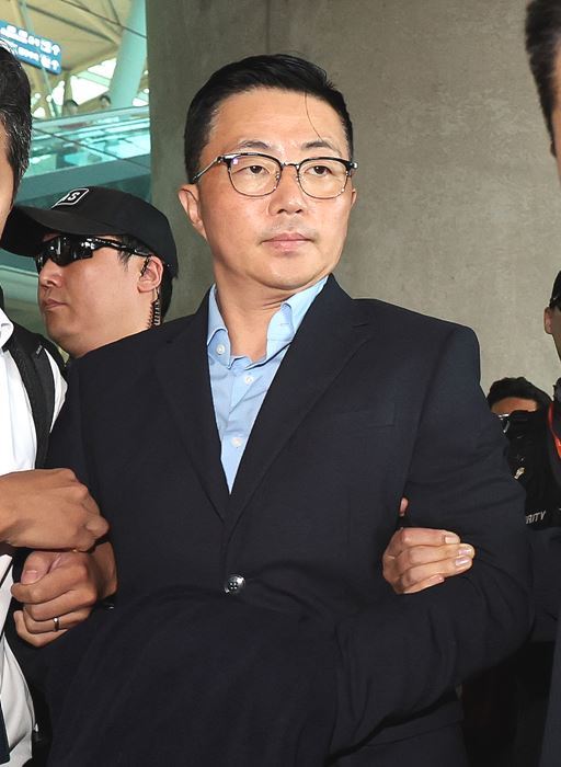 지난 12일, 김건희 여사 일가의 집사로 알려져 있는 김예성씨가 인천공항서 긴급 체포 후 이송되고 있다. ⓒ뉴시스