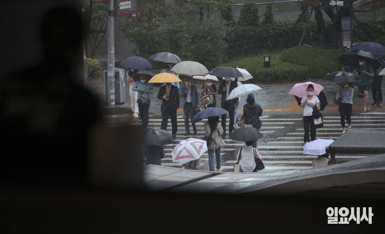 서울 용산역 앞을 지나는 시민들이 횡단보도를 건너고 있다. ⓒ고성준 기자