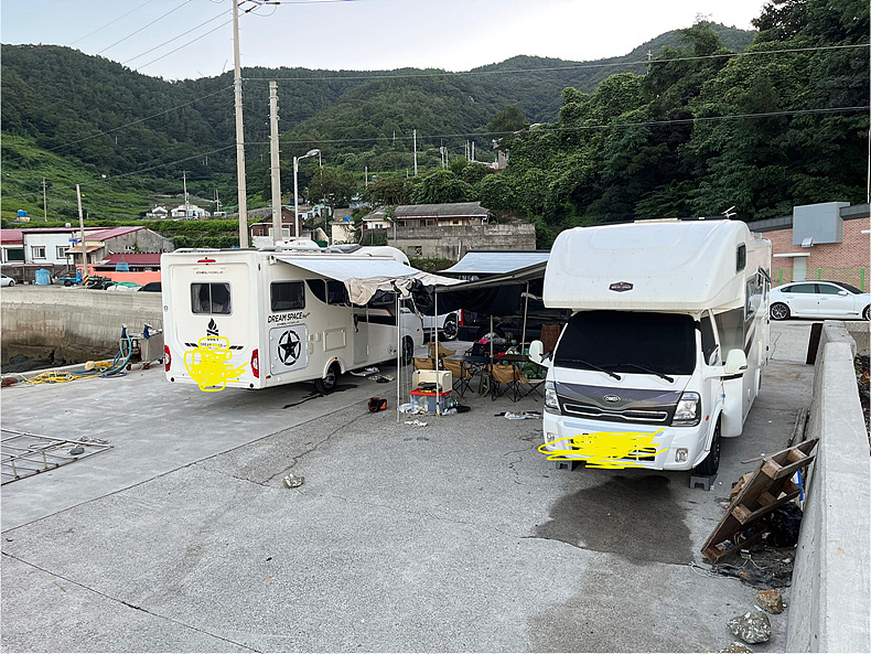 지난 16일, 여수의 한 바닷가 근처에서 캠핑족들이 진입로를 가로막고 있다. ⓒ보배드림