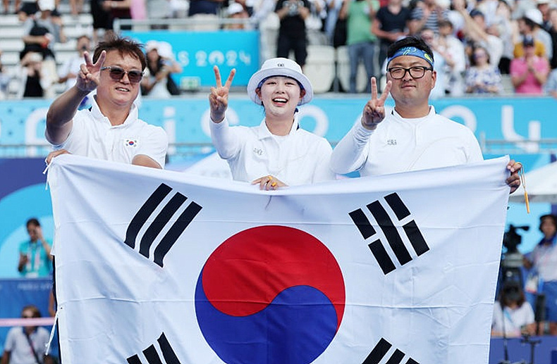김우진·임시현 양궁 국가대표 선수가 지난해 8월2일 프랑스 파리 레쟁발리드에서 열린 2024 파리올림픽 양궁 혼성 단체 결승 독일과의 경기에서 승리하며 금메달을 확정한 뒤 박성수 감독(사진 맨 왼쪽)과 기뻐하고 있다. ⓒ뉴시스
