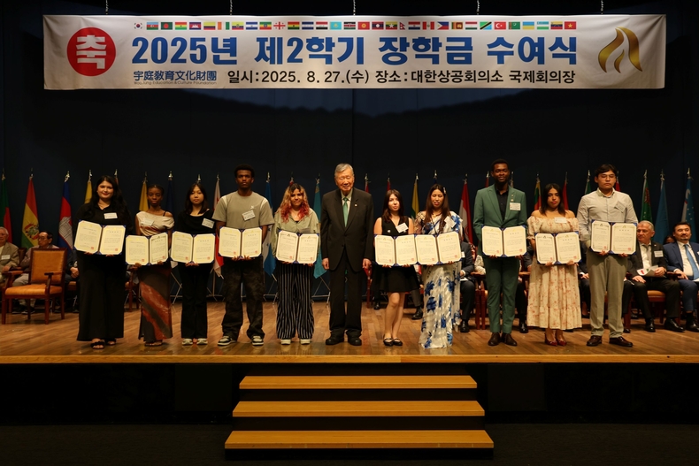 이중근 우정교육문화재단 이사장(부영그룹 회장)이 대표 장학생들과 기념사진을 촬영하고 있다. ⓒ부영그룹