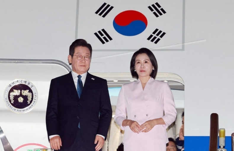 28일 미국·일본 순방 일정을 마치고 경기 성남 서울공항에 도착한 이재명 대통령(사진 왼쪽)과 김혜경 여사 ⓒ뉴시스